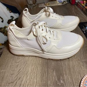 NWOT Banana Republic Knit Cream Sneakers